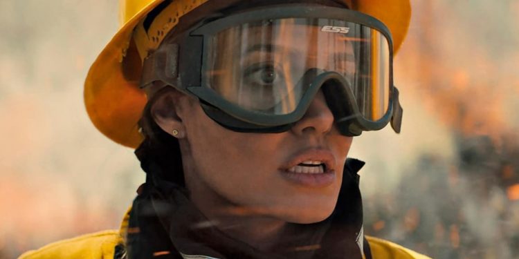 Aqueles que me desejam a Morte | Angelina Jolie volta aos cinemas “pegando fogo”! (Crítica)