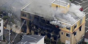 Foto mostra cena de incêndio no estúdio da Kyoto Animation