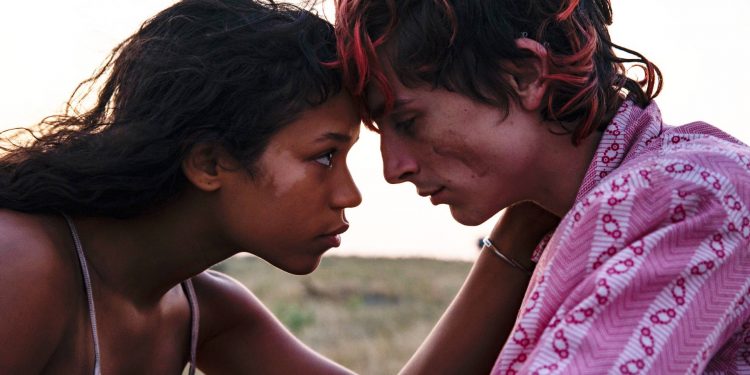 Crítica | Até os Ossos, a subversão dos prazeres da carne e as linhas da vida