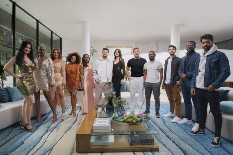 CASAMENTO AS CEGAS BRASIL. (L to R) CAMILA QUEIROZ and KLEBBER TOLEDO (Hosts), FLAVIA QUEIROZ, THAMARA TEREZ, MAIRA BULLOS, VANESSA CARVALHO, VERONIZA BRITO, TIAGO AUGUSTO, ROBERT RICHARD, WILLIAM DOMIENCIO, GUILHERME MARTINS, ALISSON HENTGES (Contestants) in CASAMENTO AS CEGAS BRASIL. Cr. Helena Yoshioka/Netflix © 2022