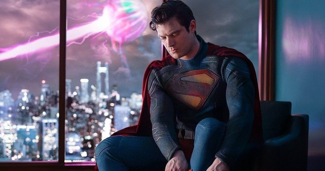 Superman | Fotos do set revelam trajes icônicos, personagens e detalhes da trama